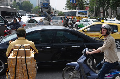 Khi tắc đường, các tài xế xe hơi cũng tìm cách quay đầu khiến giao thông rối như mớ bòng bong.